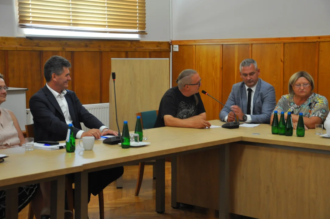 XIV sesja Rady Powiatu Ząbkowickiego – ślubowanie nowego radnego i ważne prezentacje
