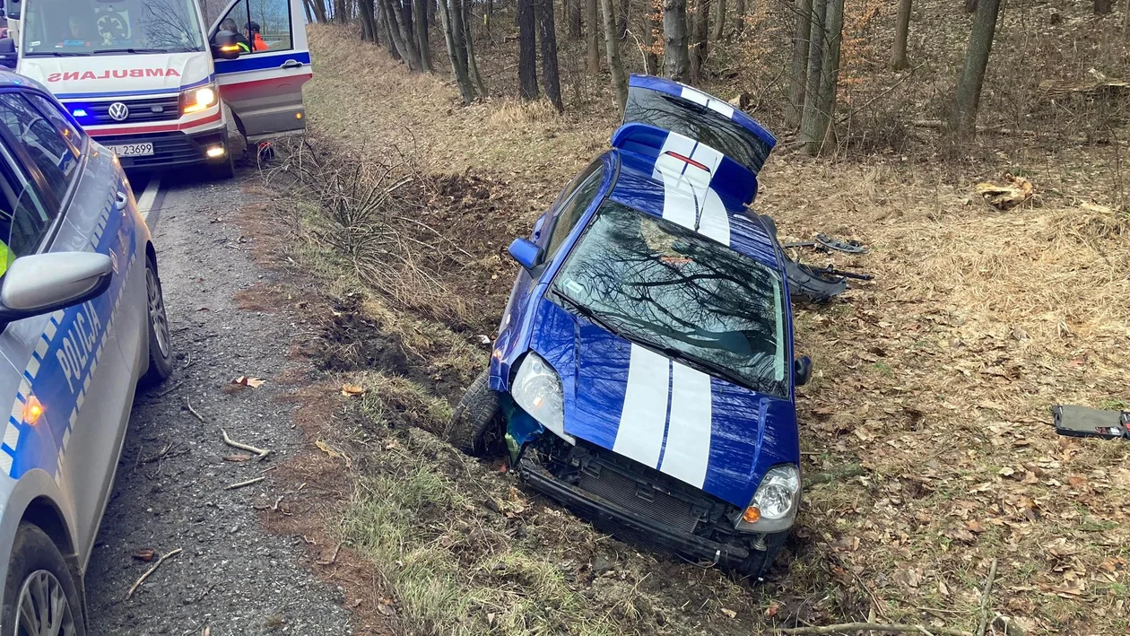 Podzamek. Kierowca wpadł w poślizg