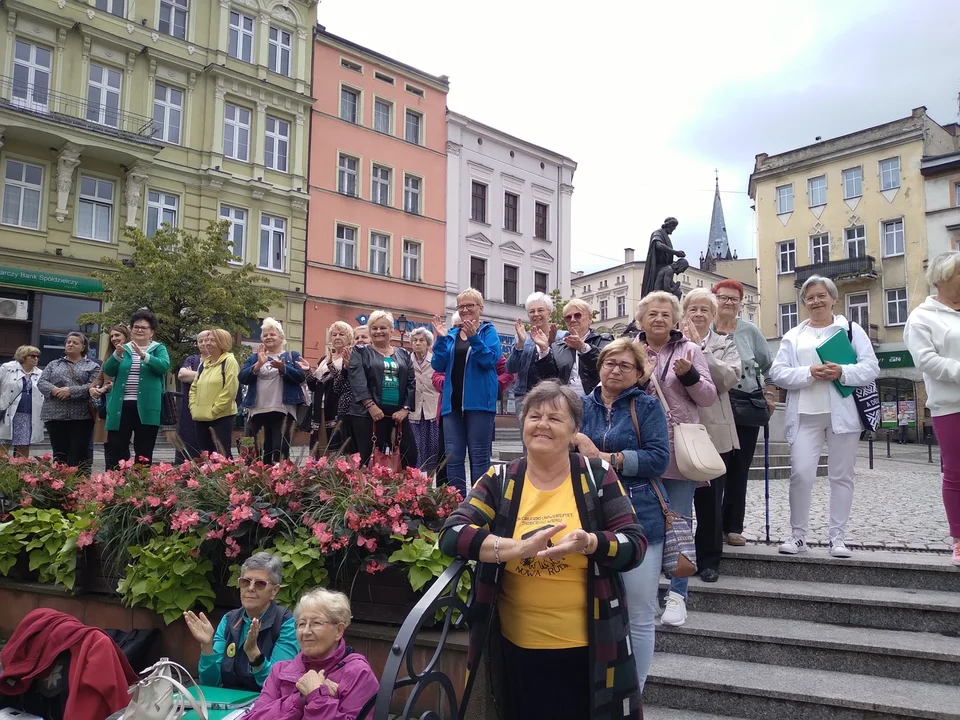 Występy artystyczne przed ratuszem. Drugi dzień noworudzkich Dni Seniora [galeria]