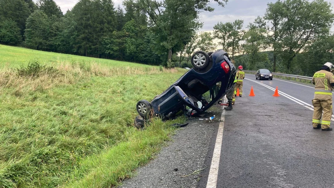 Podzamek. Auto wpadło do rowu, zatrzymując się na dachu - Zdjęcie główne