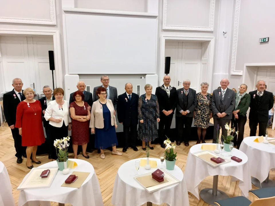 Złote gody w Centrum Aktywności Lokalnej w Kłodzku. Osiem par odebrało gratulację od burmistrza [galeria] - Zdjęcie główne