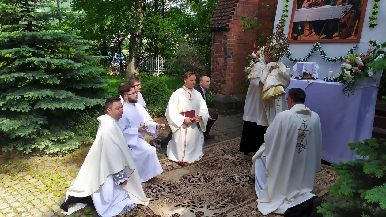 Nowa Ruda. Procesja Bożego Ciała wokół placu kościelnego