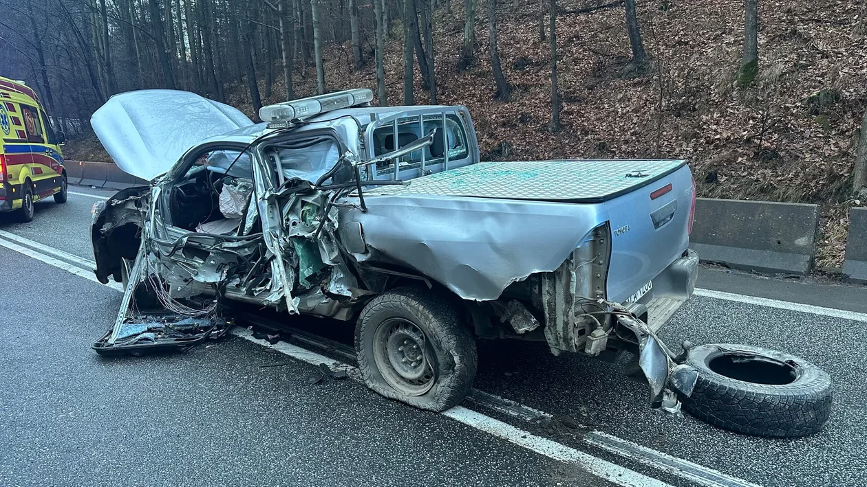 Krajowa ósemka. Ciężarówka uderzyła w toyotę [zdjęcia]