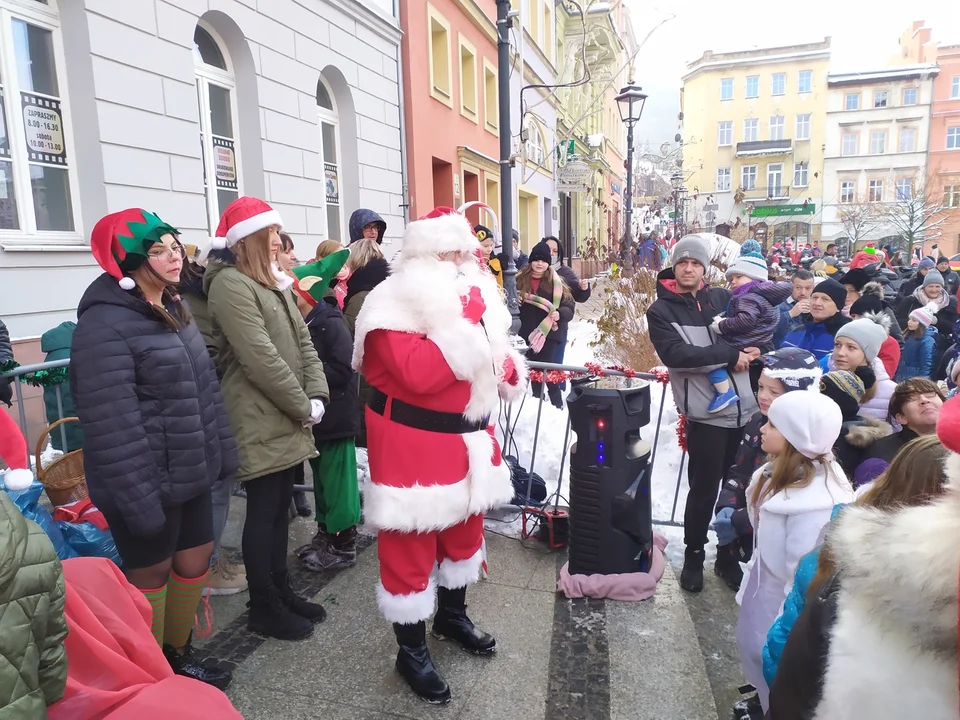 Mikołaj w Nowej Rudzie. Dzieci zachwycone gościem, który rozdawał paczki