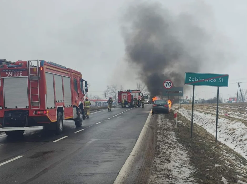 Ząbkowice Śl. Pożar samochodu na ósemce - Zdjęcie główne