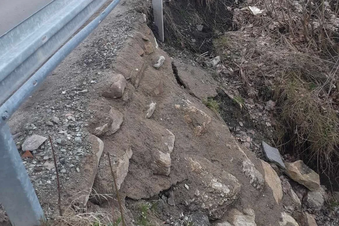 W Jugowie osuwa się skarpa potoku przy nowo wyremontowanej drodze powiatowej - Zdjęcie główne