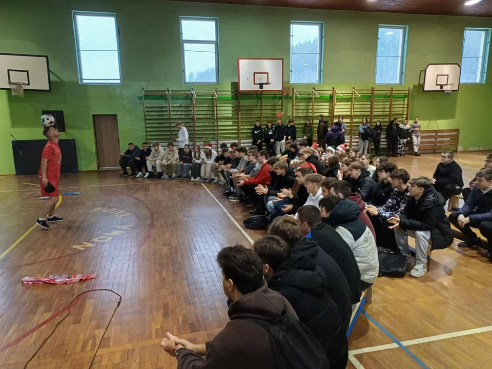 Nowa Ruda. Mikołajkowe spotkanie z mistrzem Freestyle Futbolu w Noworudzkiej Szkole Technicznej [galeria]