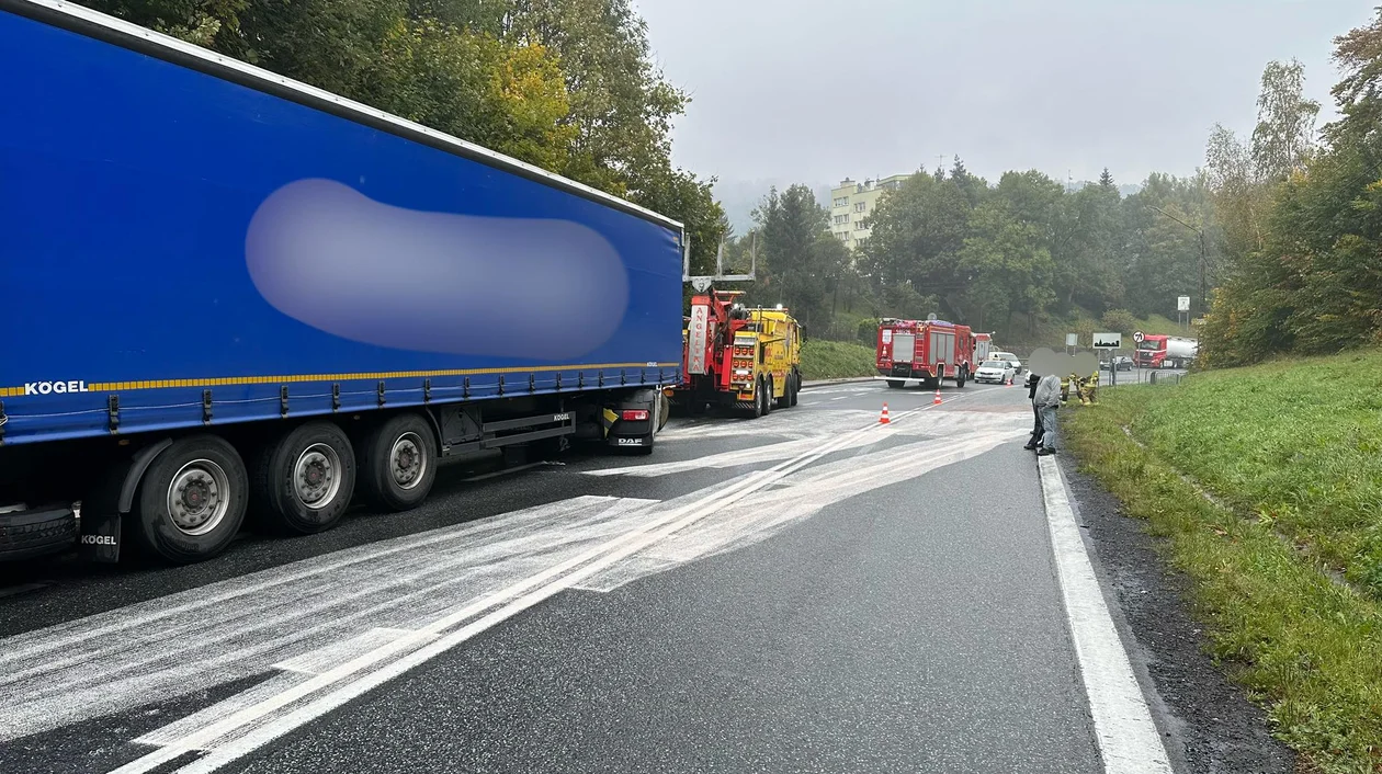 Krajowa ósemka. Samochód ciężarowy uderzył w skarpę