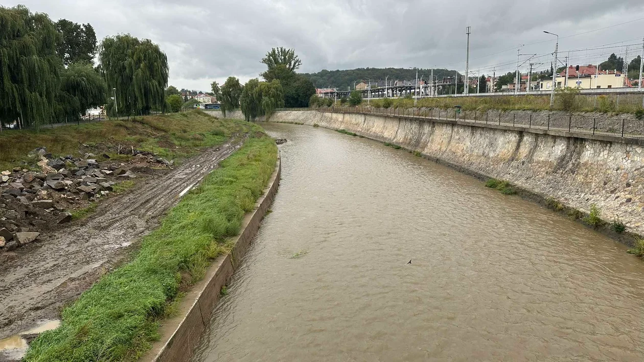 Kłodzko. Intensywne opady deszczu. Przygotowują się na możliwe podtopienia