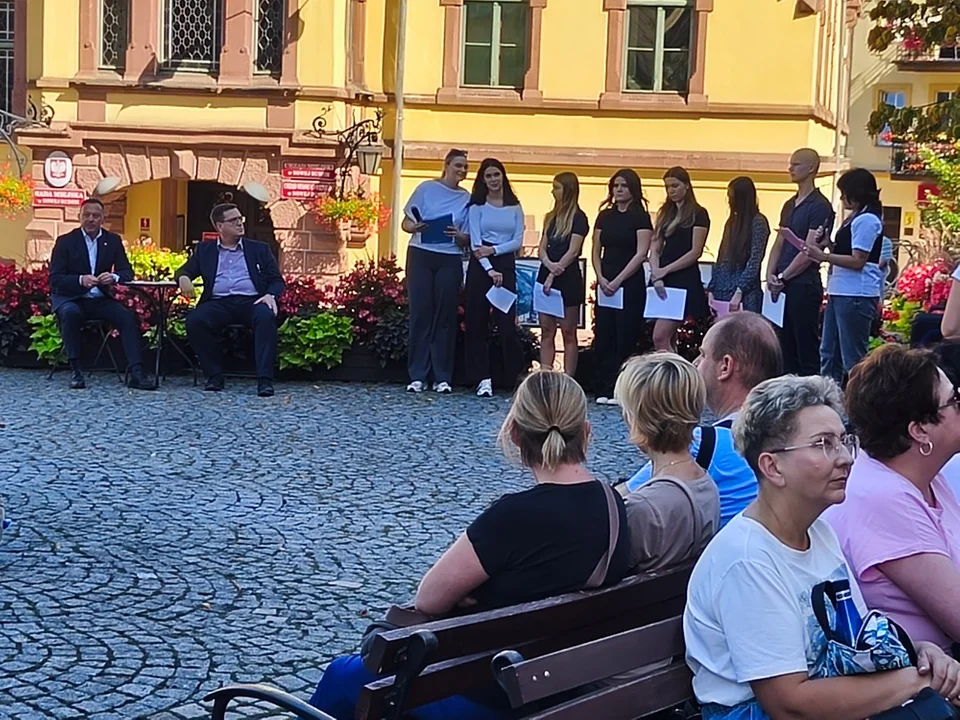 Nowa Ruda. Narodowe czytanie - Jan Kochanowski na Rynku [galeria]