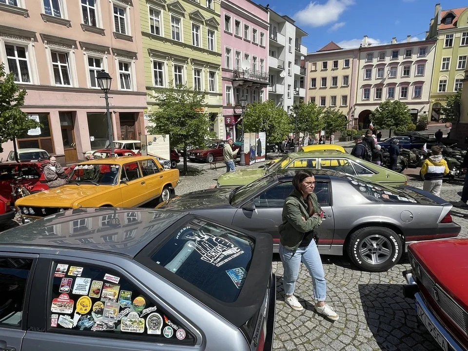Nowa Ruda. Rynek pełen klasyki -  ósmy zlot zabytkowych pojazdów przyciągnął tłumy