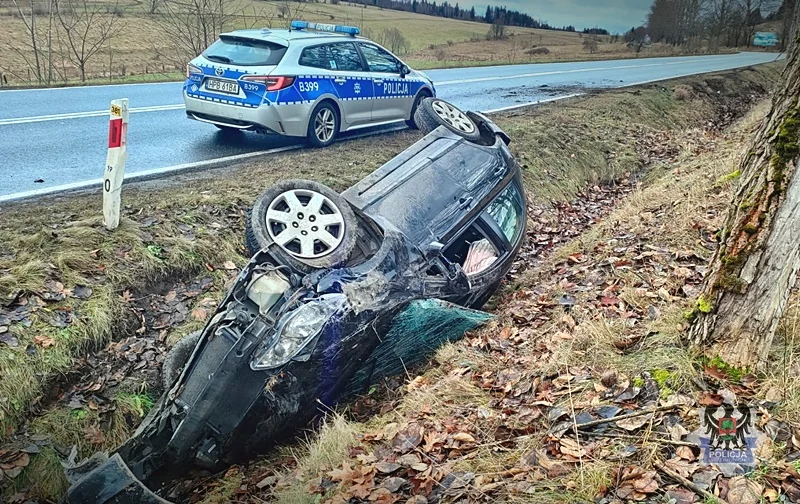 Mieszkaniec powiatu kłodzkiego dachował przed Głuszycą - Zdjęcie główne