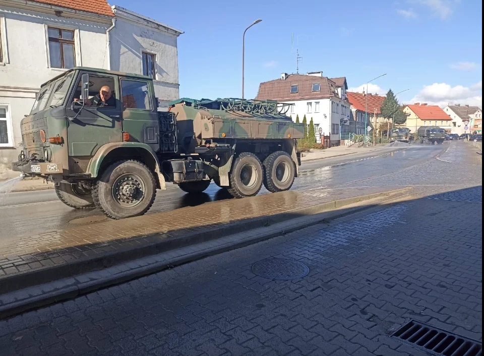 Kamieniec Ząbkowicki.  80-ciu żołnierzy Wojsk Obrony Terytorialnej wspierało mieszkańców Kamieńca Ząbkowickiego przy usuwaniu skutków powodzi - Zdjęcie główne