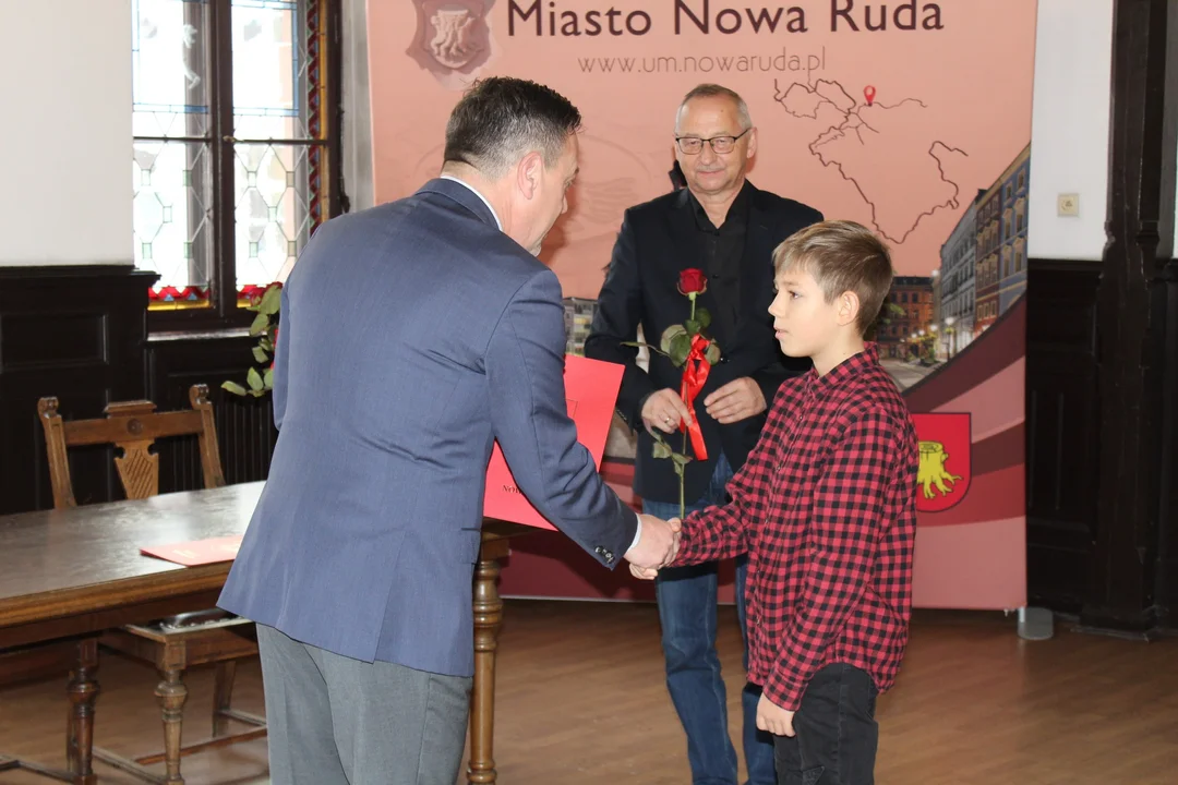 Młodzi zawodnicy karate ze stypendium burmistrza Nowej Rudy [galeria]