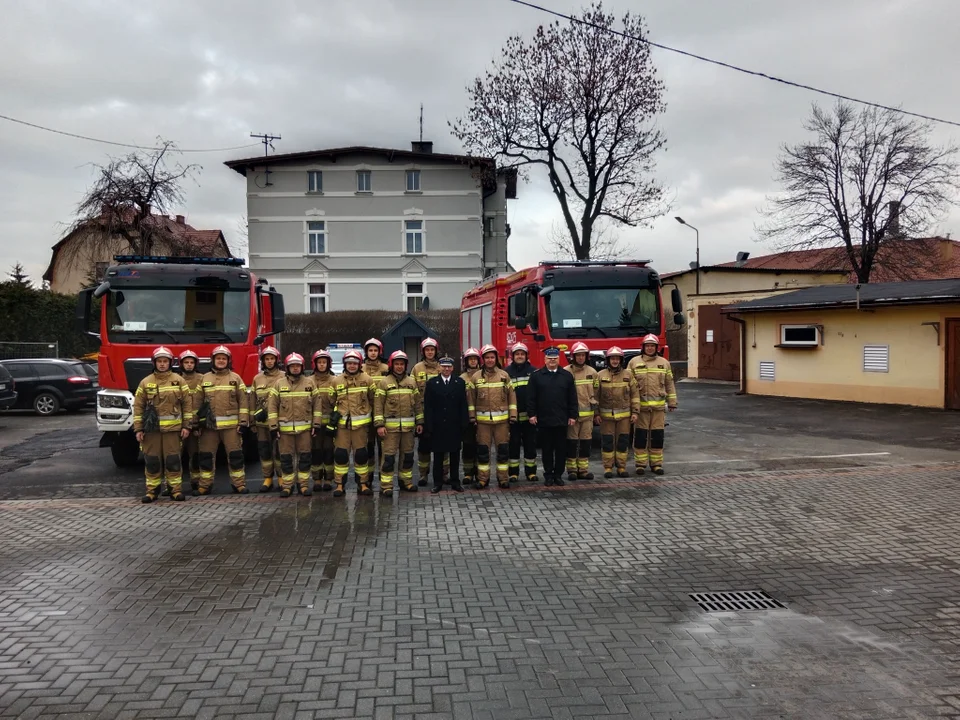 Symboliczna ostatnia zmiana służby. Strażacy z pompą pożegnali kolegów