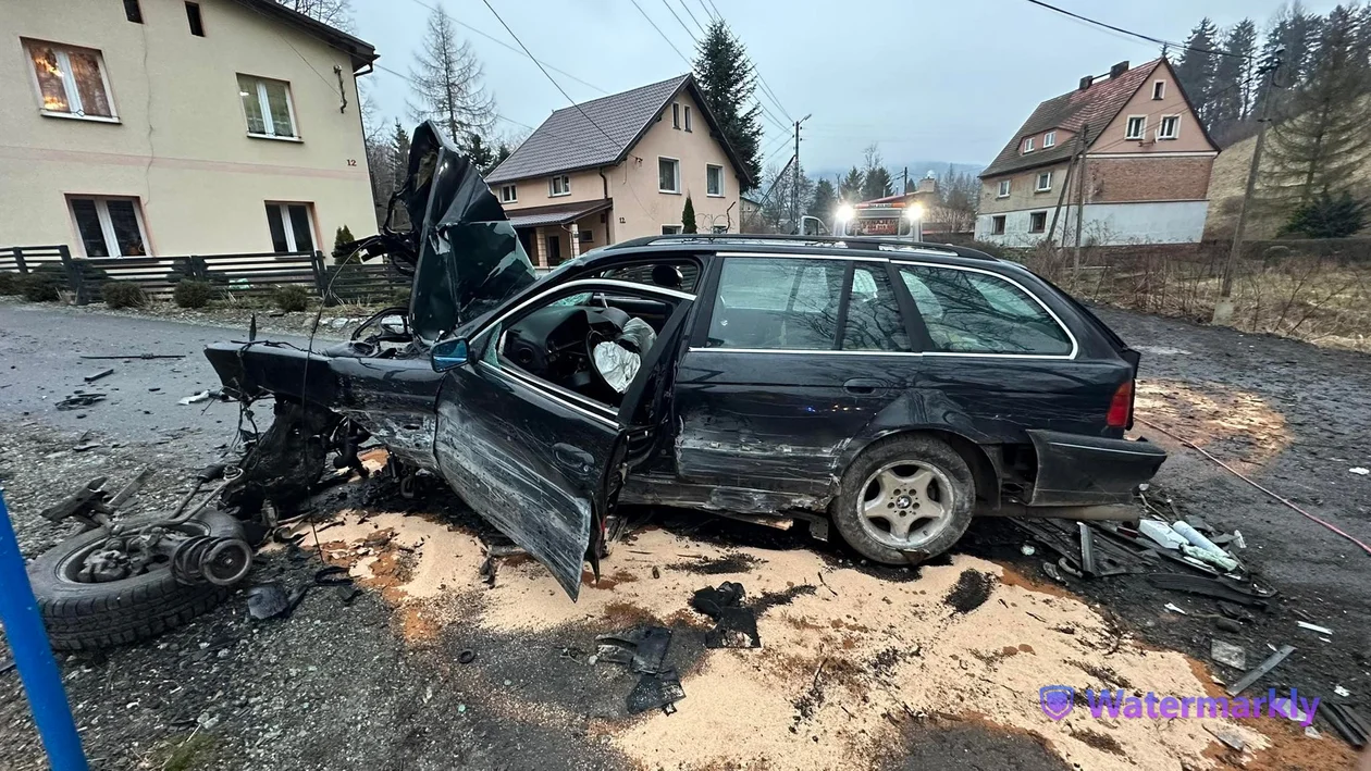 Wypadek w Jugowie. Kierowca jechał na podwójnym gazie? [zdjęcia]