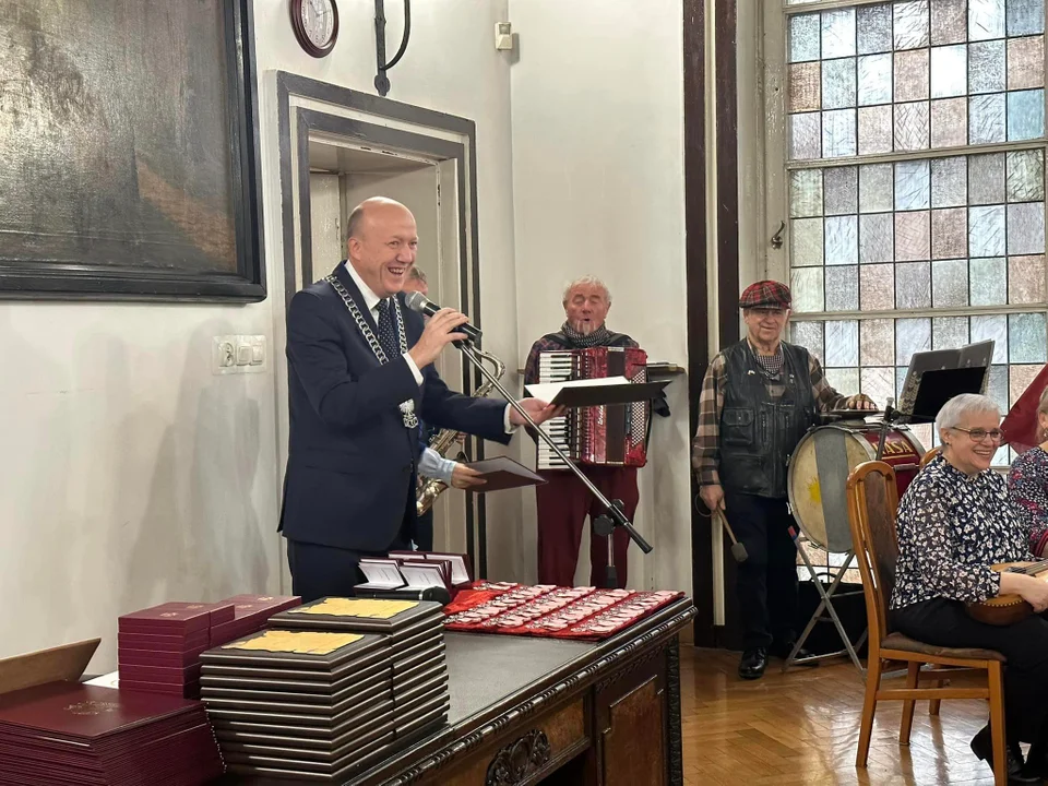 Małżeństwa z Ziębic odebrały odznaki za 50 i 60 lat nieprzerwanego i wyjątkowego pożycia małżeńskiego