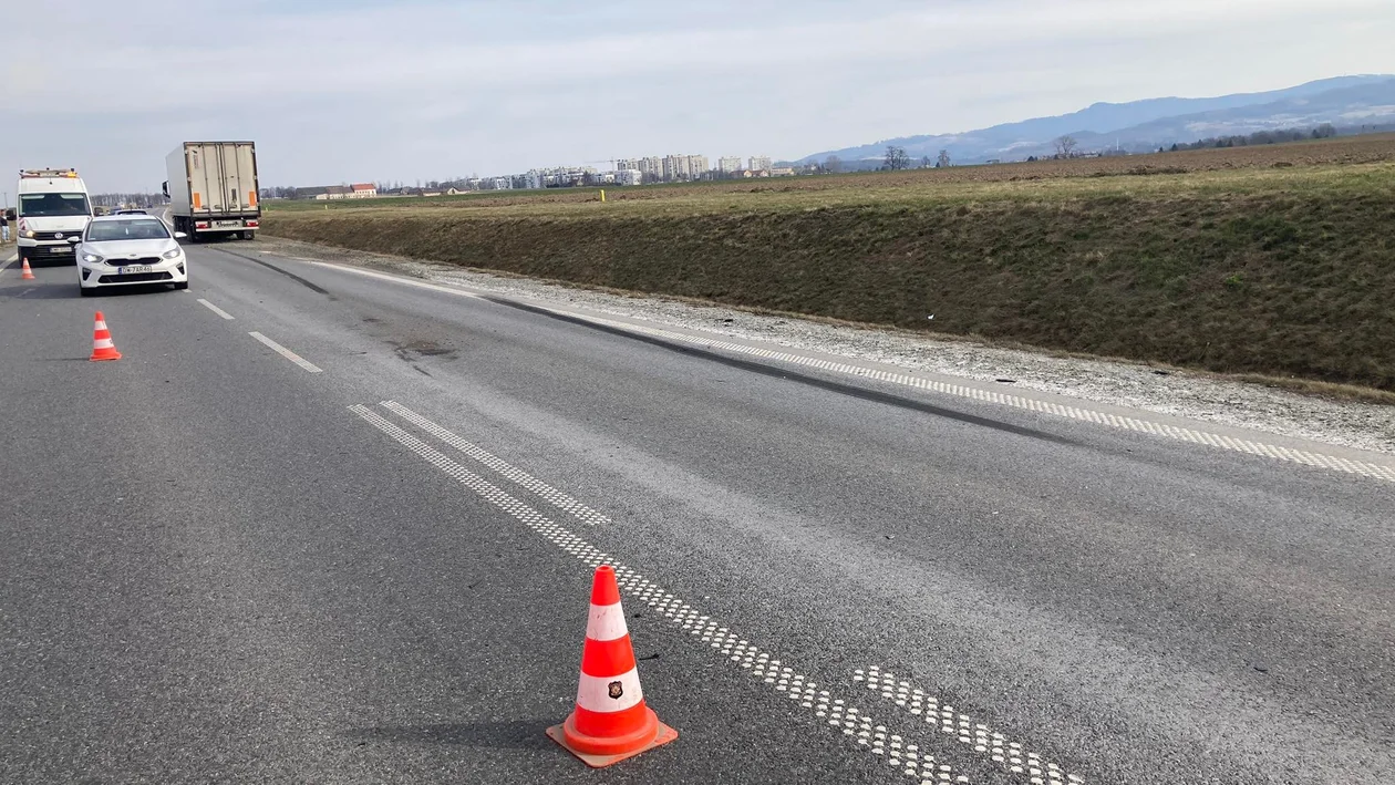 Kierująca audi wjechała w naczepę ciężarówki