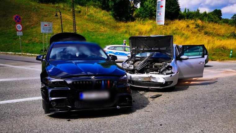 Bardo. BMW kontra Volkswagen, na pokładzie trójka dzieci [FOTO] [AKTUALIZACJA] - Zdjęcie główne