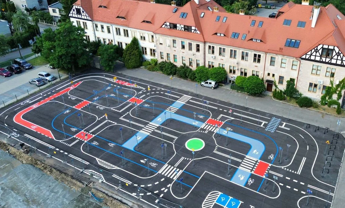 Nowe miasteczko ruchu drogowego w Świdnicy. Bezpieczna nauka jazdy dla najmłodszych - Zdjęcie główne