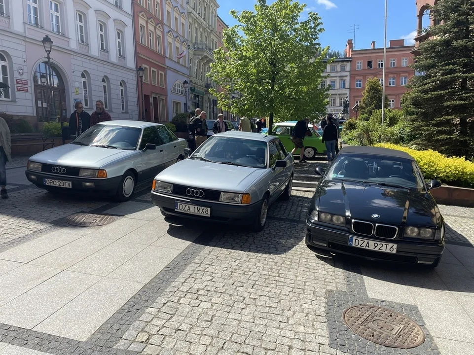 Nowa Ruda. Rynek pełen klasyki -  ósmy zlot zabytkowych pojazdów przyciągnął tłumy