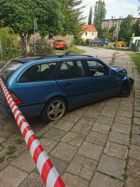 Bystrzyca Kłodzka. Pijany kierowca staranował zaparkowane przy ulicy auto