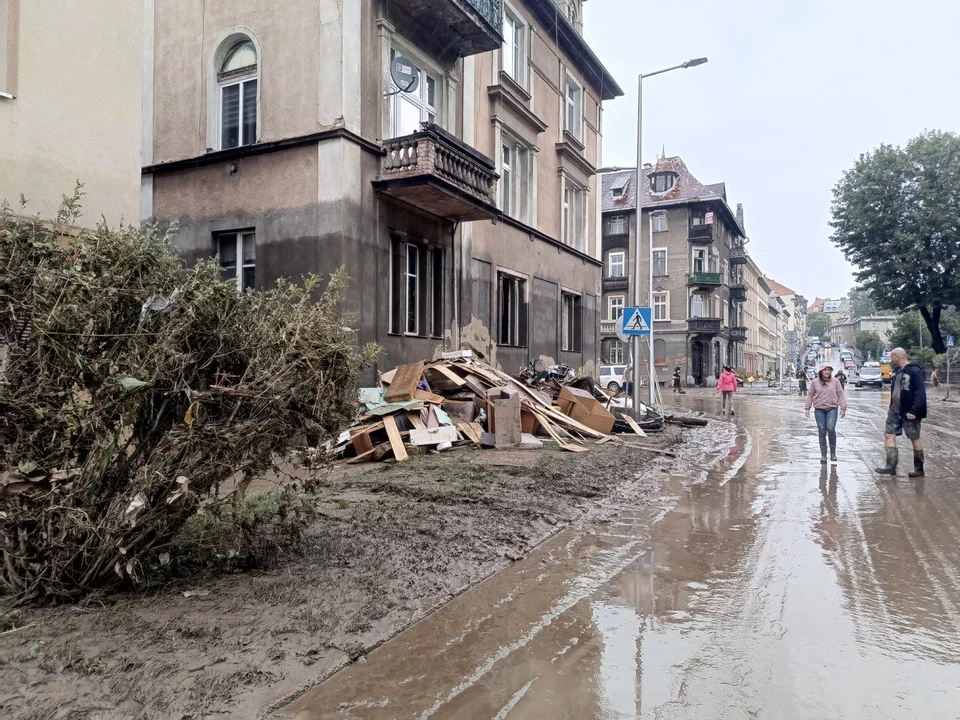 Kłodzko. W deszczu usuwają skutki powodzi [zdjęcia]