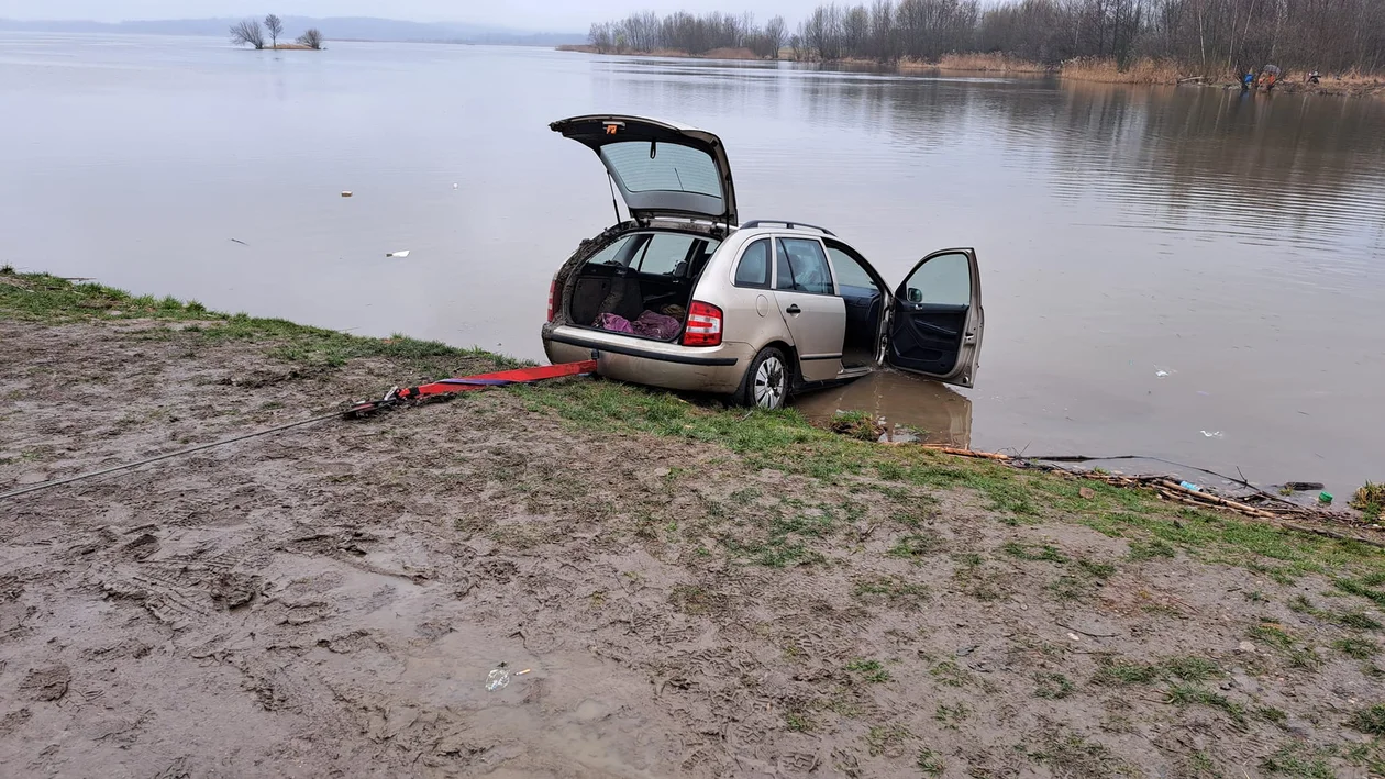 Auto w Zbiorniku Topola