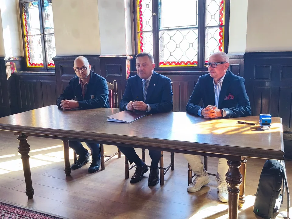 Nowa Ruda. Podpisano umowę na przekształcenie budynku byłej dwójki w Środowiskowy Dom Samopomocy [galeria]