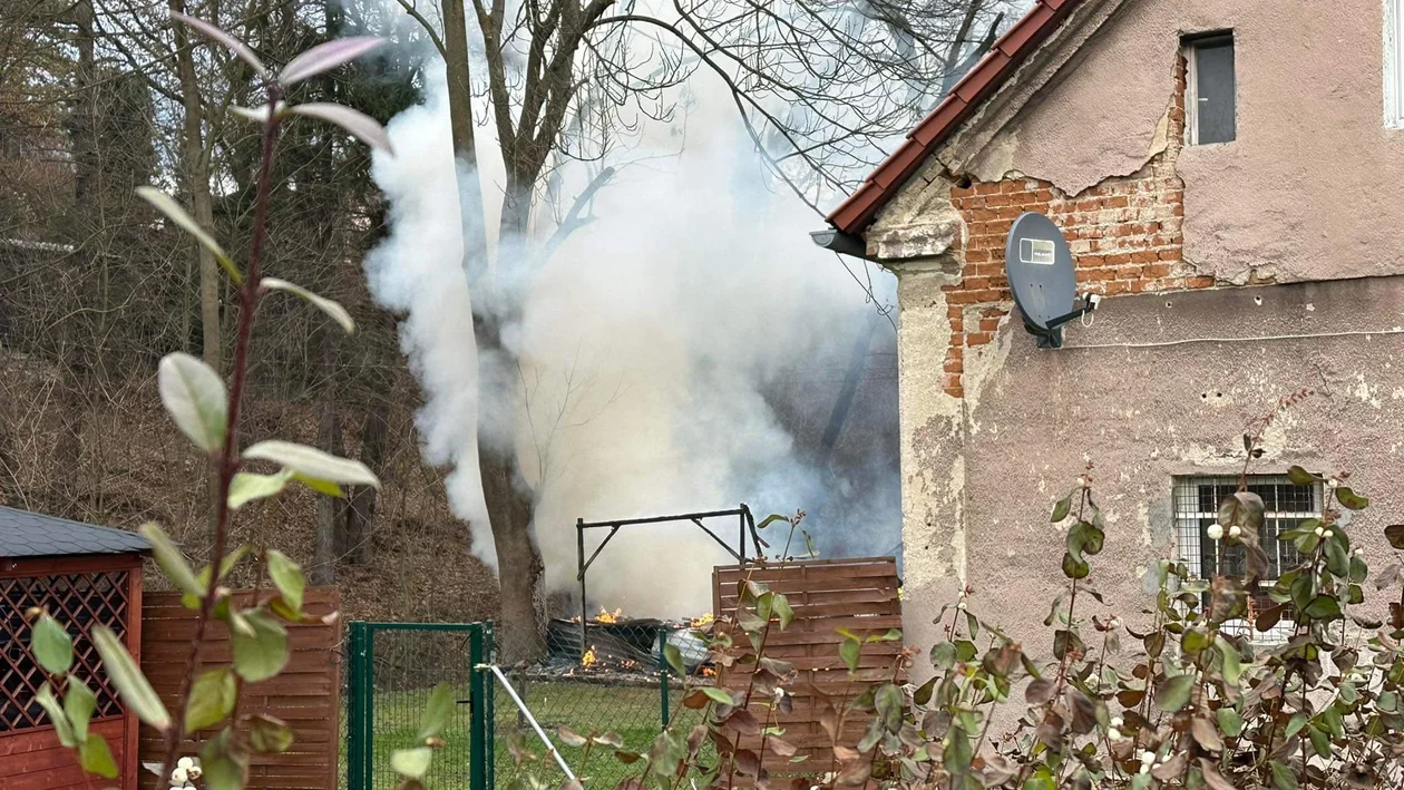 Pożar altanki na ul. Żeromskiego w Kłodzku