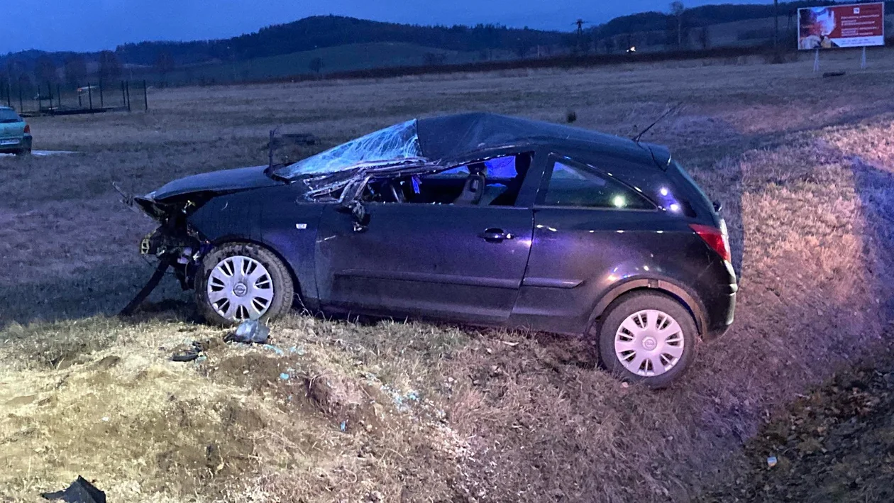 Gmina Kłodzko. Dachowanie na DK46. Jedna osoba w szpitalu - Zdjęcie główne