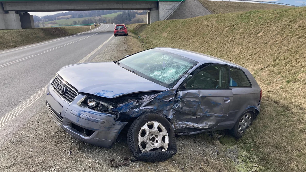 Kierująca audi wjechała w naczepę ciężarówki