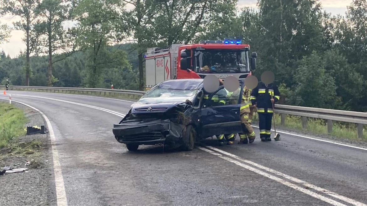 Podzamek. Auto wpadło do rowu, zatrzymując się na dachu