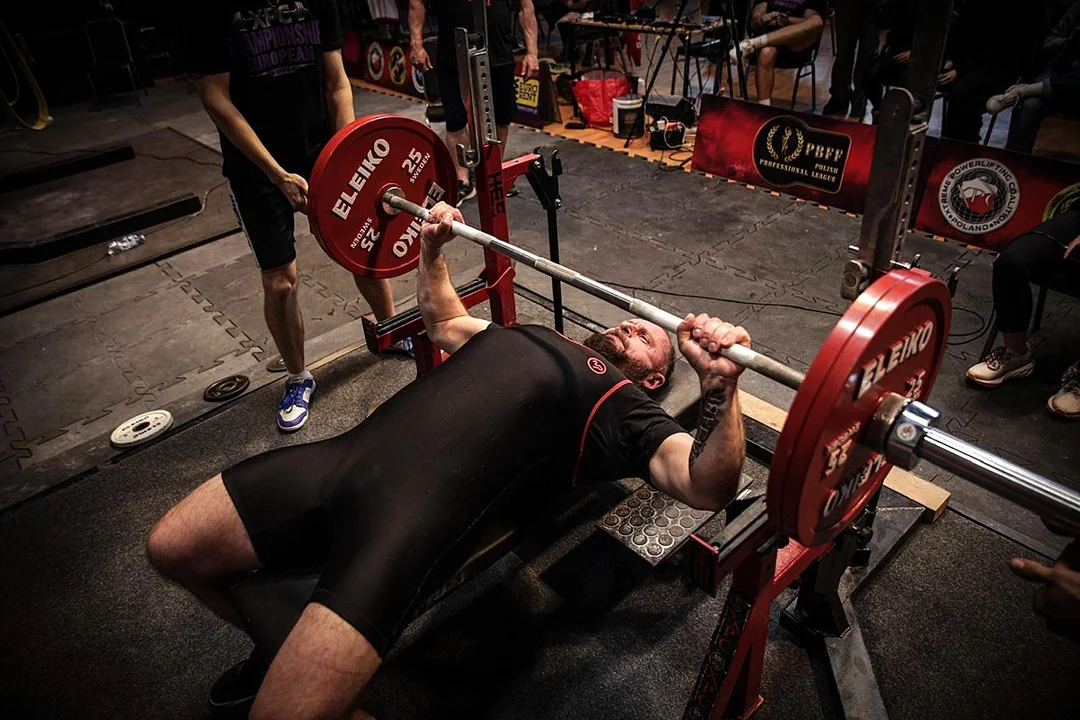 Policjant z Kudowy-Zdroju podbił rekordy. 18 rekordów i złote medale w jeden weekend