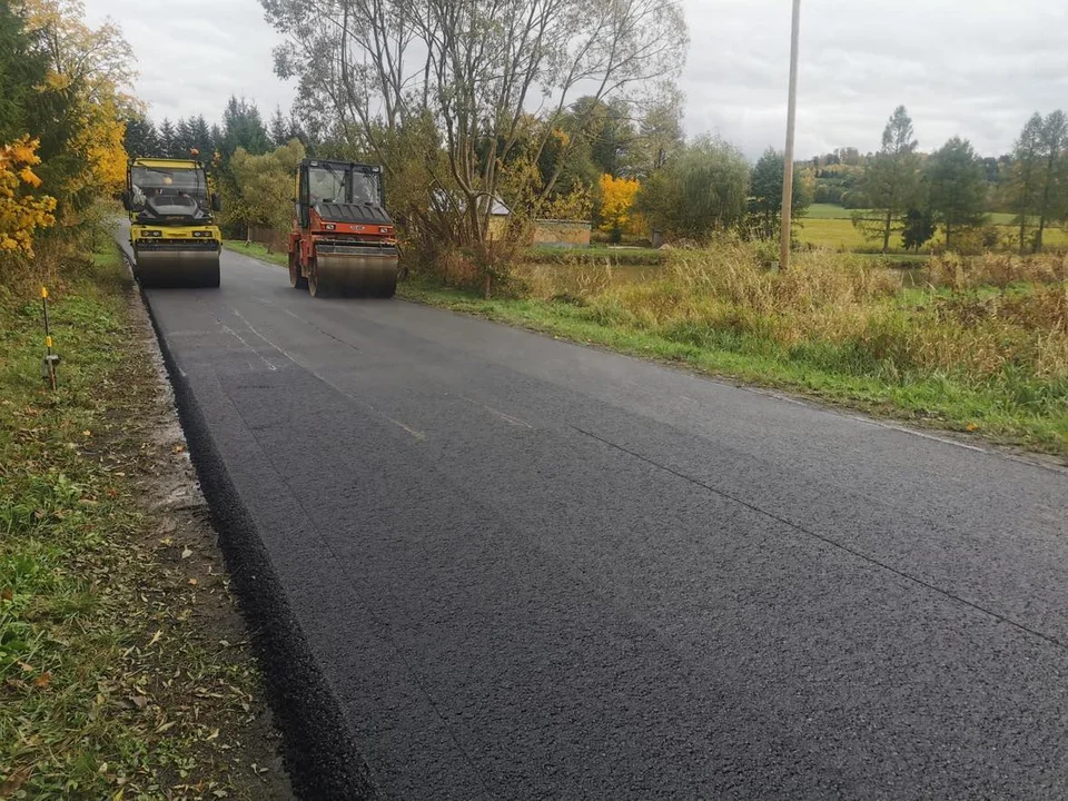 Końcowe prace na drodze powiatowej na odcinku od Międzylesia do Dolnika - Zdjęcie główne