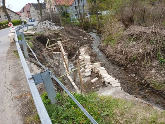 Gmina Nowa Ruda. Odbudowa odcinka muru oporowego Jugowskiego Potoku prawie zakończona