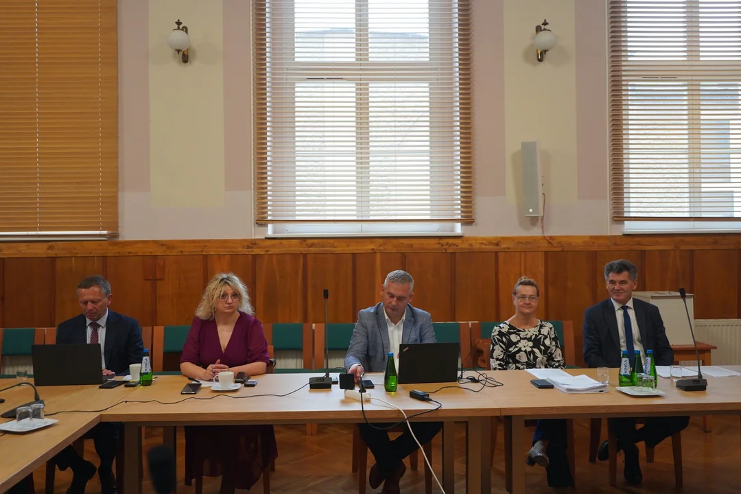 Sesja Rady Powiatu Ząbkowickiego: nagrody dla uczniów i ważne decyzje finansowe [galeria]