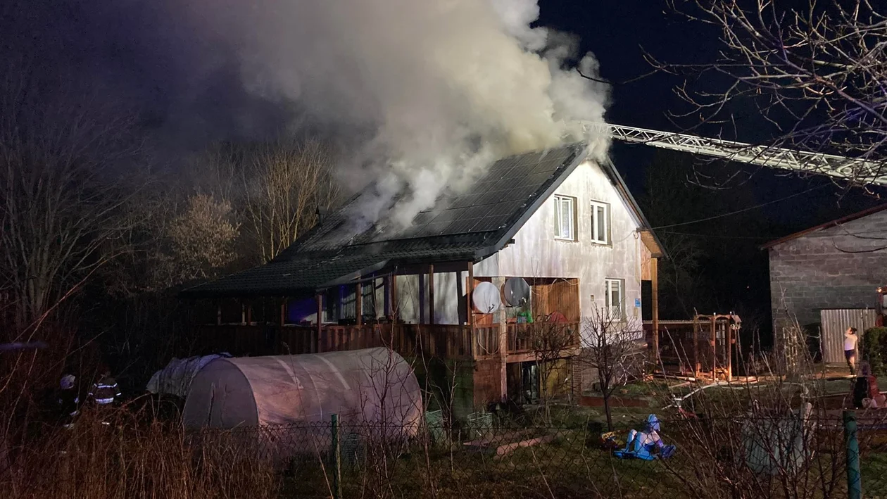 Pożar domu w Droszkowie. Z ogniem walczyło 12 zastępów straży pożarnej