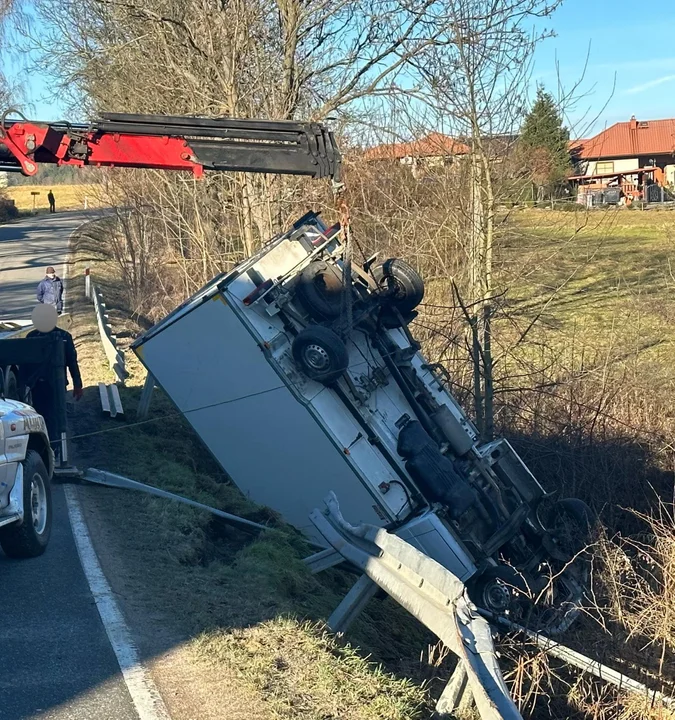 Bus chłodnia dachował na drodze miedzy Polanicą-Zdrój, a Chocieszowem