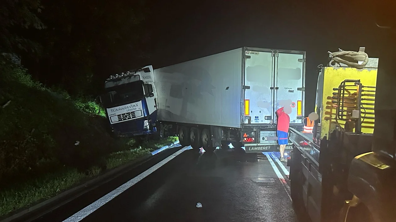 Krakowa Ósemka. Kierowca ciężarówki stracił panowanie nad pojazdem