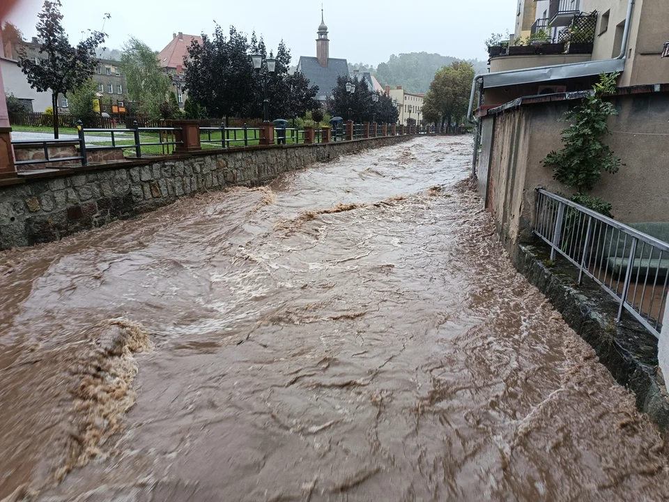 Nowa Ruda. Sytuacja powodziowa coraz gorsza [galeria]