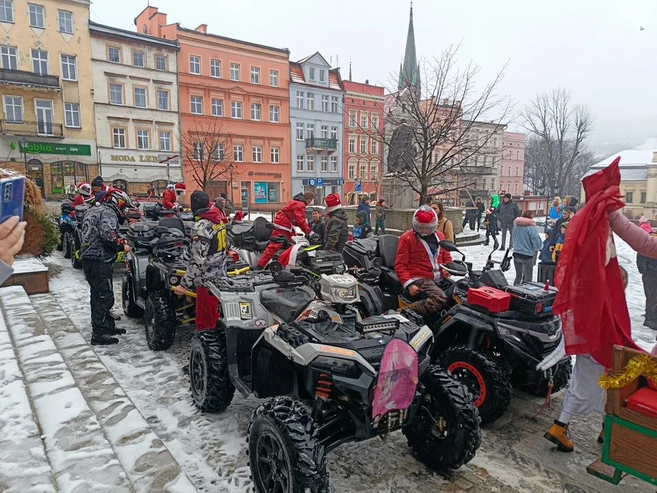 Wczoraj już po raz 20. na noworudzkim Rynku gościł Święty Mikołaj. Do dzieci trafiło 300 paczek [galeria]