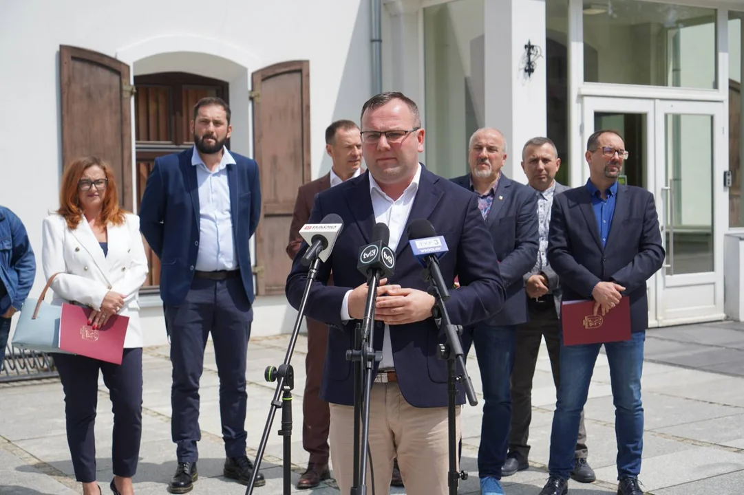 Stronie Śląskie. Burmistrz podpisał umowę na odbudowę i modernizację stadionu