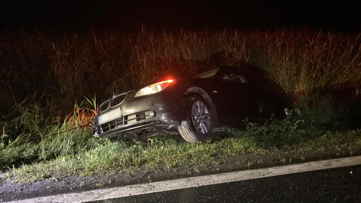 BMW wylądowało w rowie. Autem podróżowało 5 osób