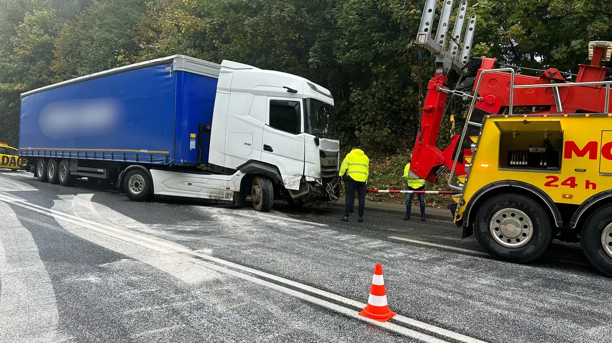 Krajowa ósemka. Samochód ciężarowy uderzył w skarpę