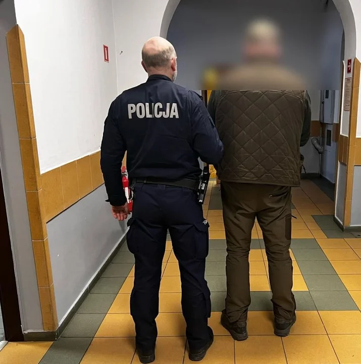 Zlecił zniszczenie auta za kilkaset złotych? Policja zatrzymała czterech mężczyzn – w tle także narkotyki