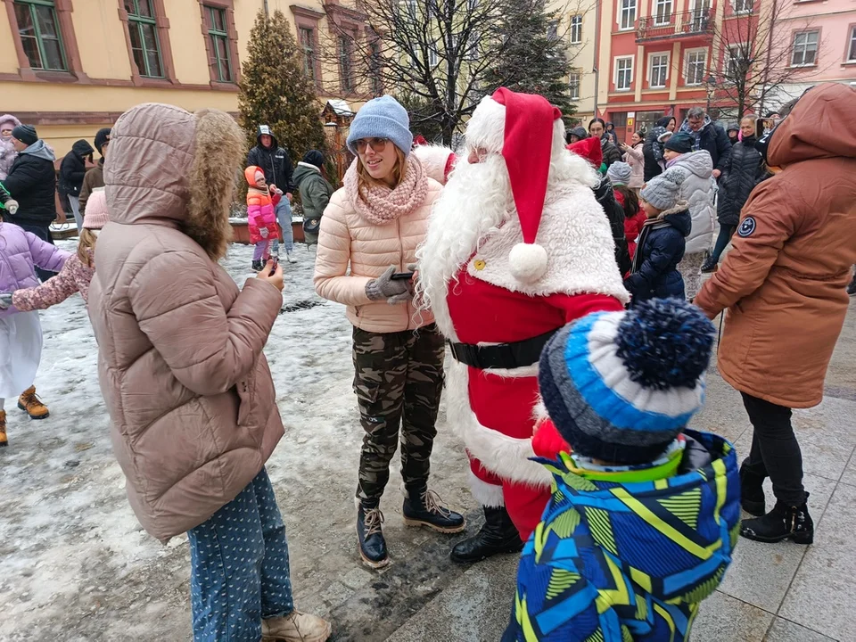 Wczoraj już po raz 20. na noworudzkim Rynku gościł Święty Mikołaj. Do dzieci trafiło 300 paczek [galeria]