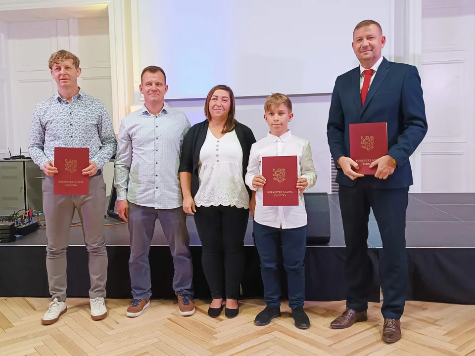 Wręczono stypendia „Leonardo” dla uzdolnionych uczniów kłodzkich szkół [galeria]