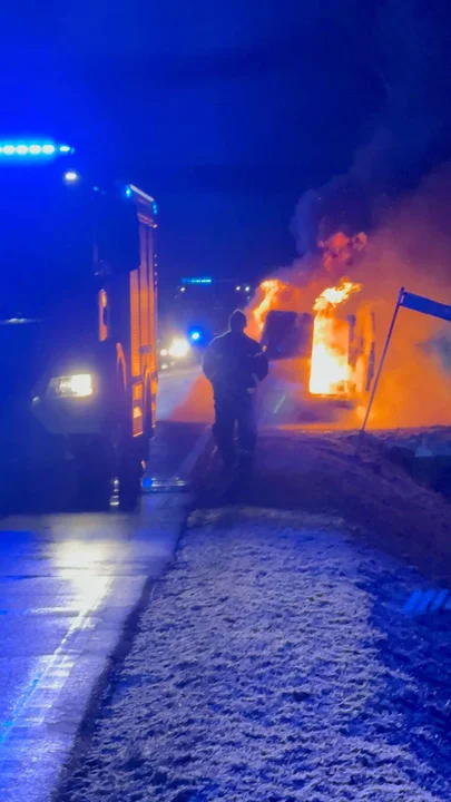 Pożar busa na drodze krajowej numer 33 koło Wilkanowa [zdjęcia]