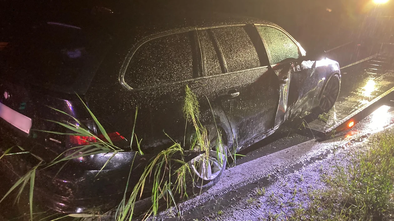 BMW wylądowało w rowie. Autem podróżowało 5 osób